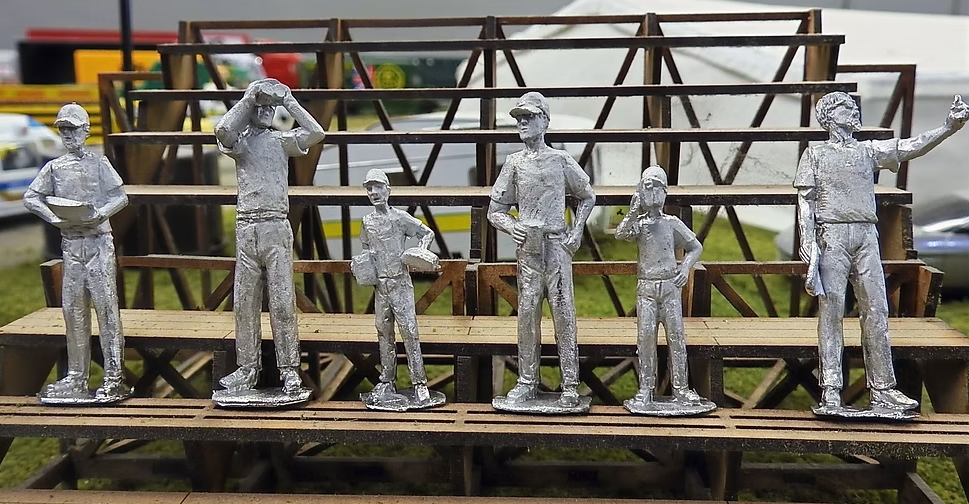 Male Spectators | Standing #1 | MP32-05