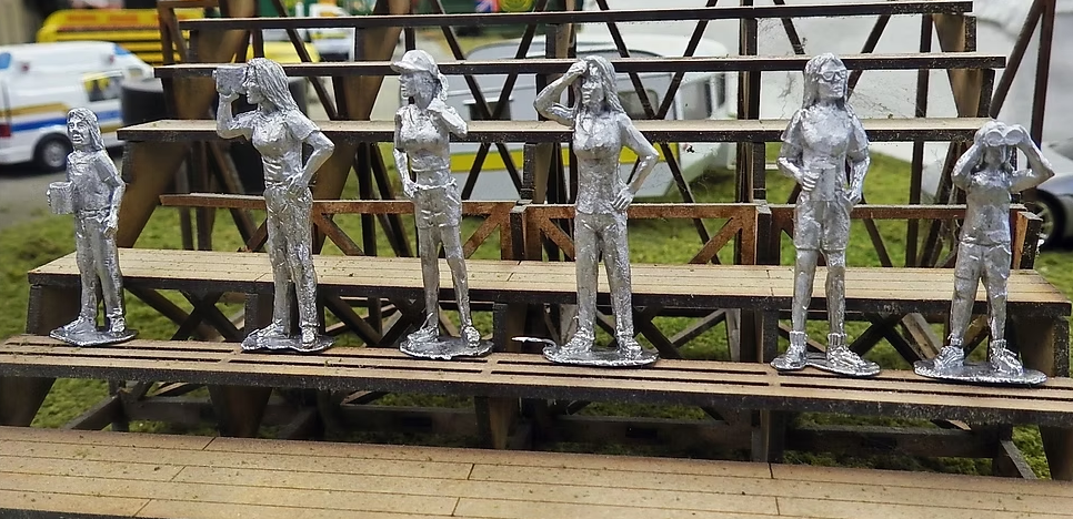 Female Spectators | Standing #2 | MP32-08