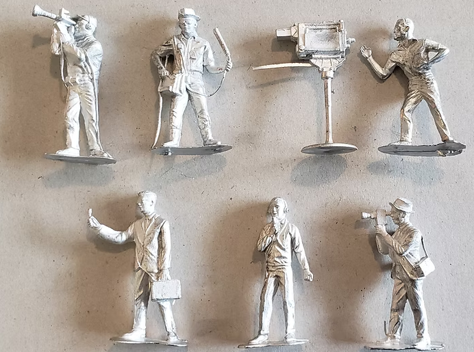 Members of the Press | Standing w/ Accessories | MP32-11